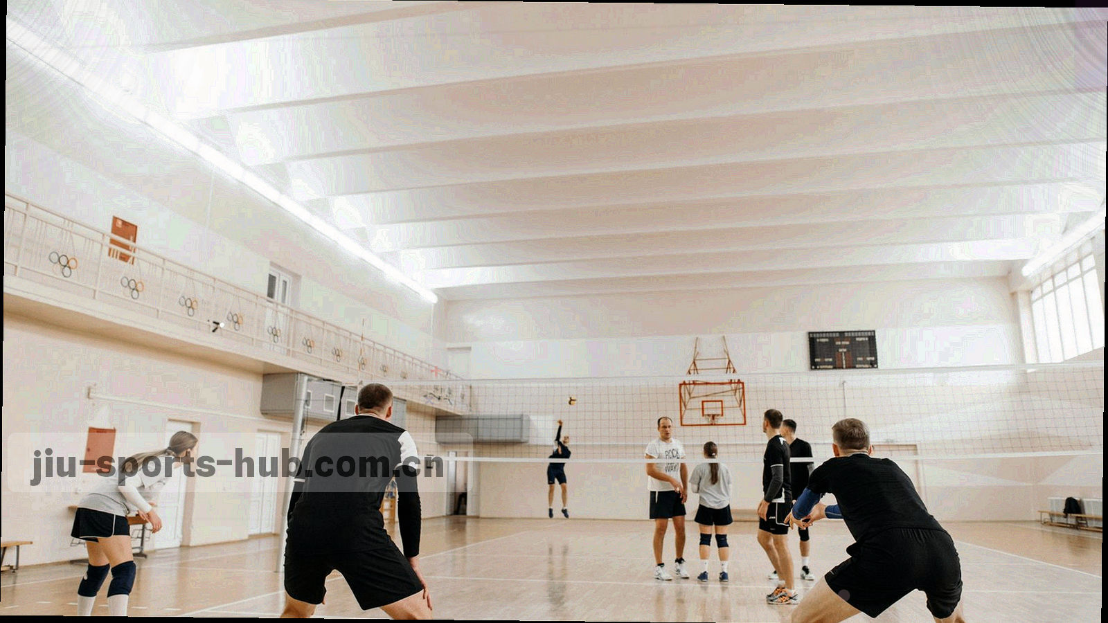 细密网格与数据点叠合的信息纹理，青与橙的低饱和色块交错